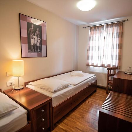 Hotel Dvor Jezersek Brnik Церклє-на-Горенськем Екстер'єр фото