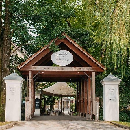 Hotel Dvor Jezersek Brnik Церклє-на-Горенськем Екстер'єр фото