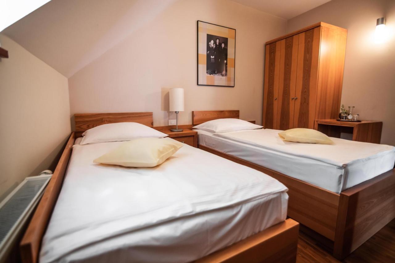 Hotel Dvor Jezersek Brnik Церклє-на-Горенськем Екстер'єр фото