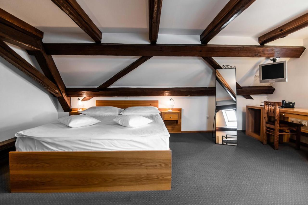 Hotel Dvor Jezersek Brnik Церклє-на-Горенськем Екстер'єр фото