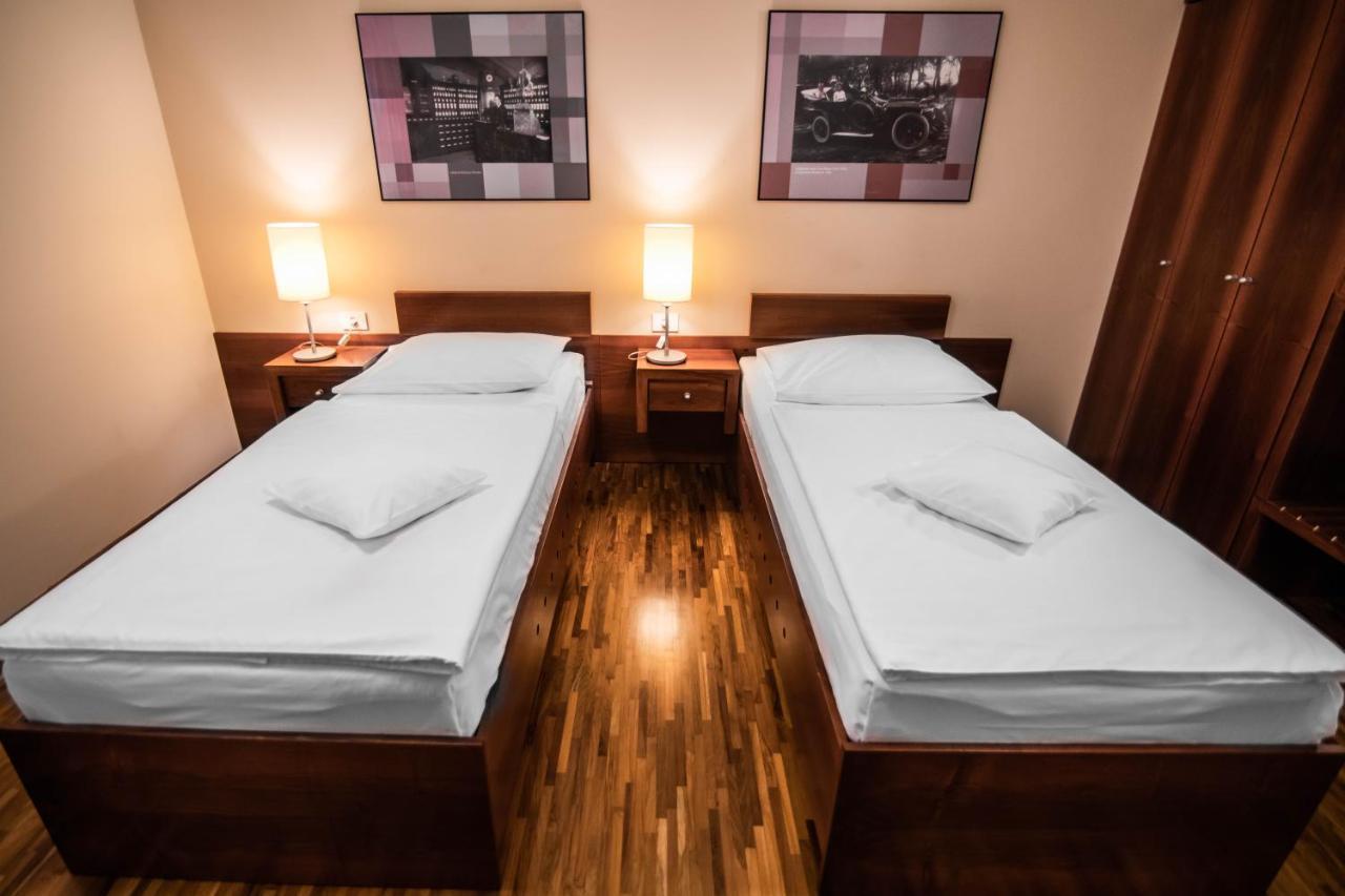 Hotel Dvor Jezersek Brnik Церклє-на-Горенськем Екстер'єр фото