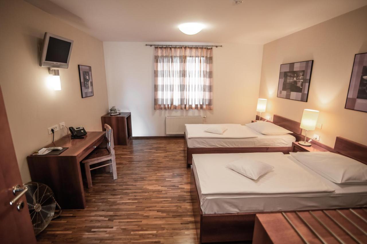 Hotel Dvor Jezersek Brnik Церклє-на-Горенськем Екстер'єр фото