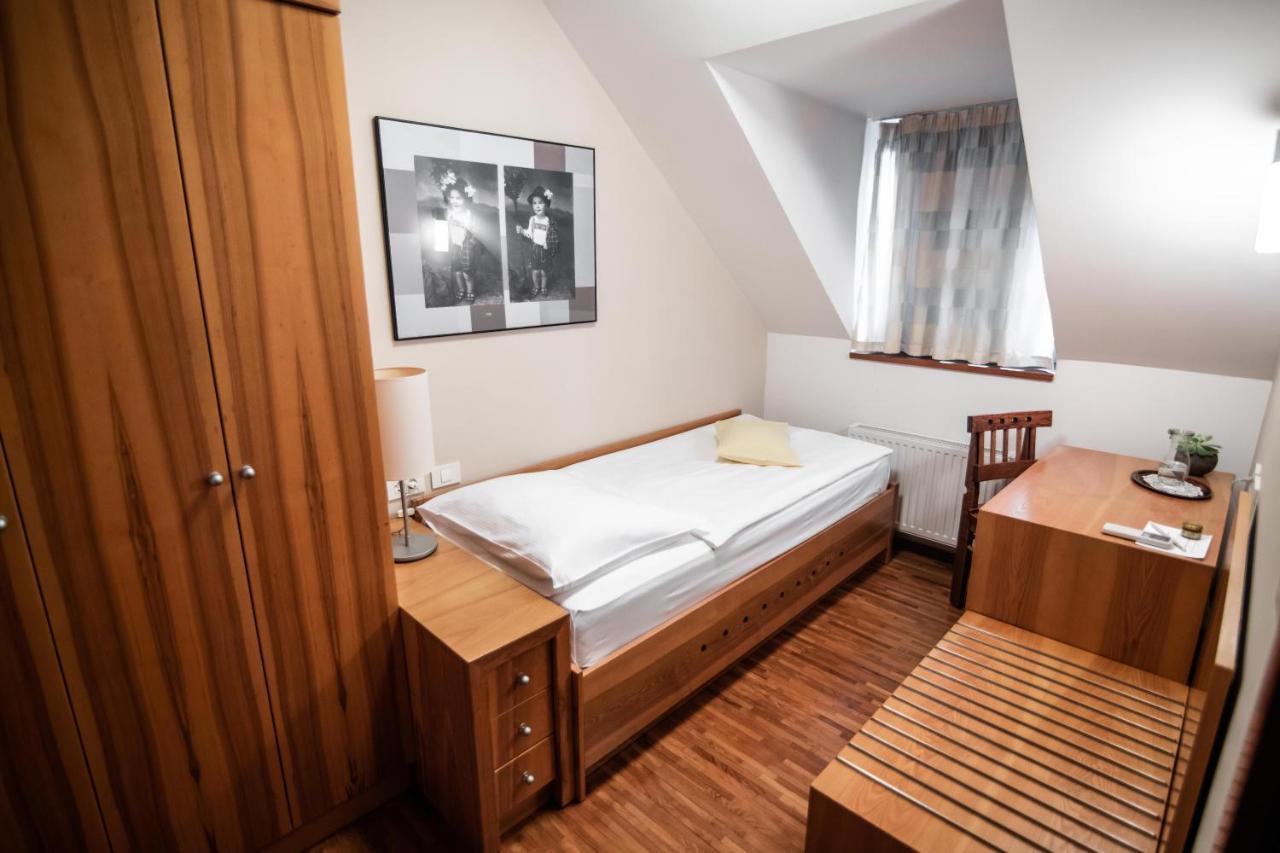 Hotel Dvor Jezersek Brnik Церклє-на-Горенськем Екстер'єр фото