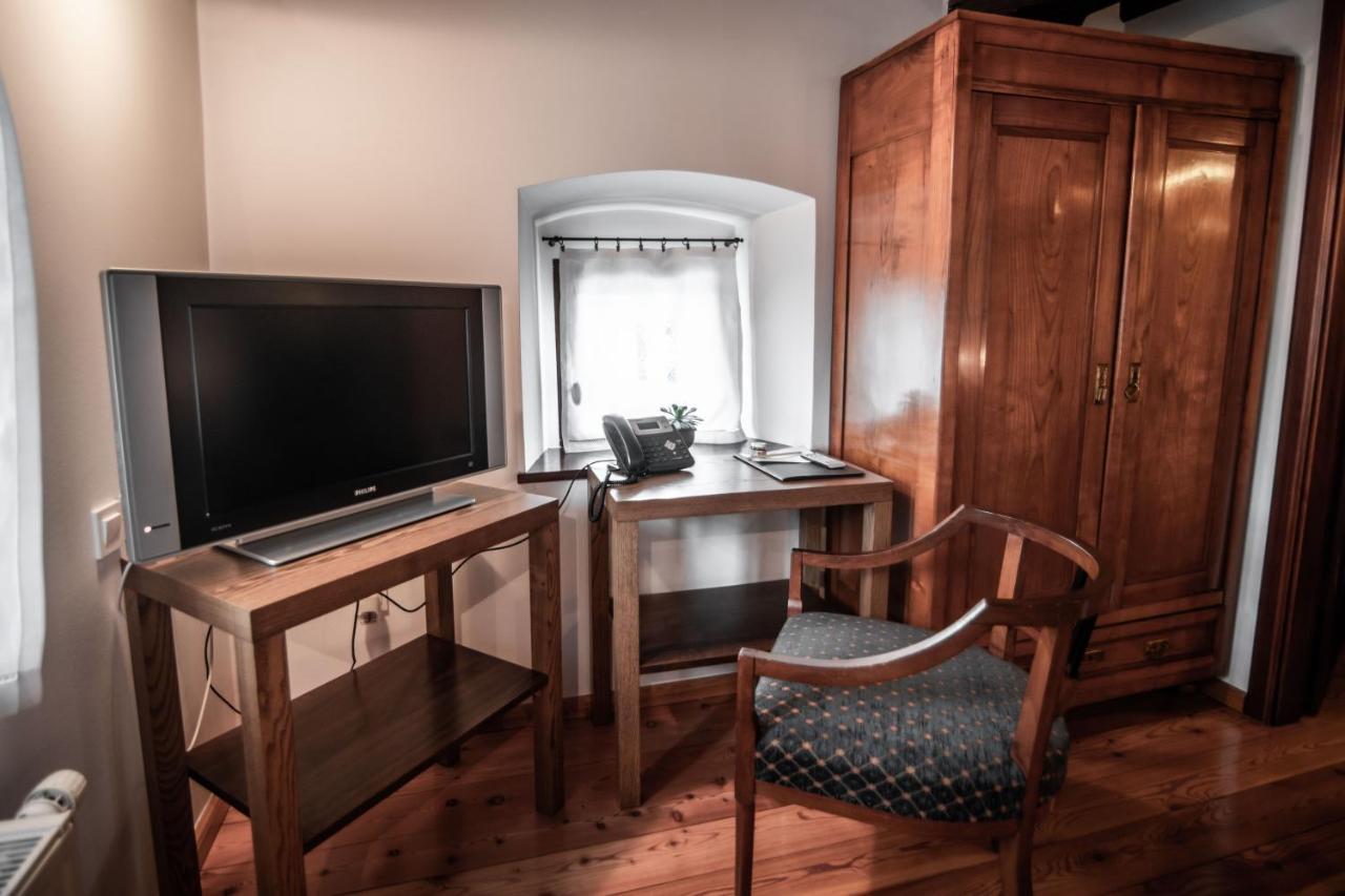 Hotel Dvor Jezersek Brnik Церклє-на-Горенськем Екстер'єр фото