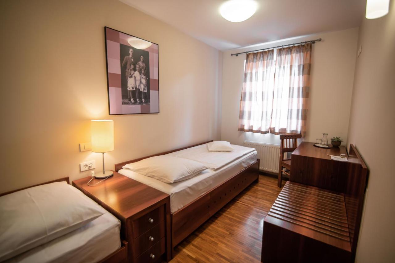 Hotel Dvor Jezersek Brnik Церклє-на-Горенськем Екстер'єр фото