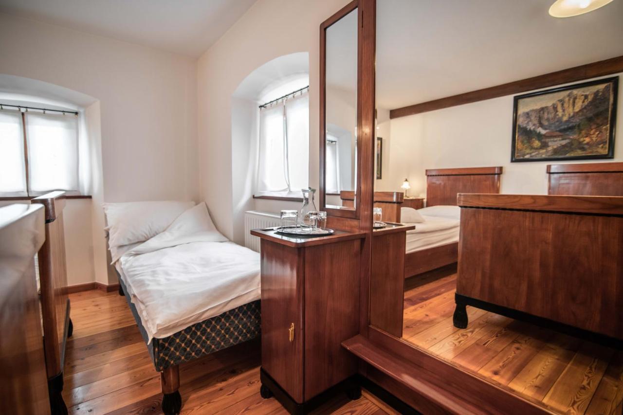 Hotel Dvor Jezersek Brnik Церклє-на-Горенськем Екстер'єр фото