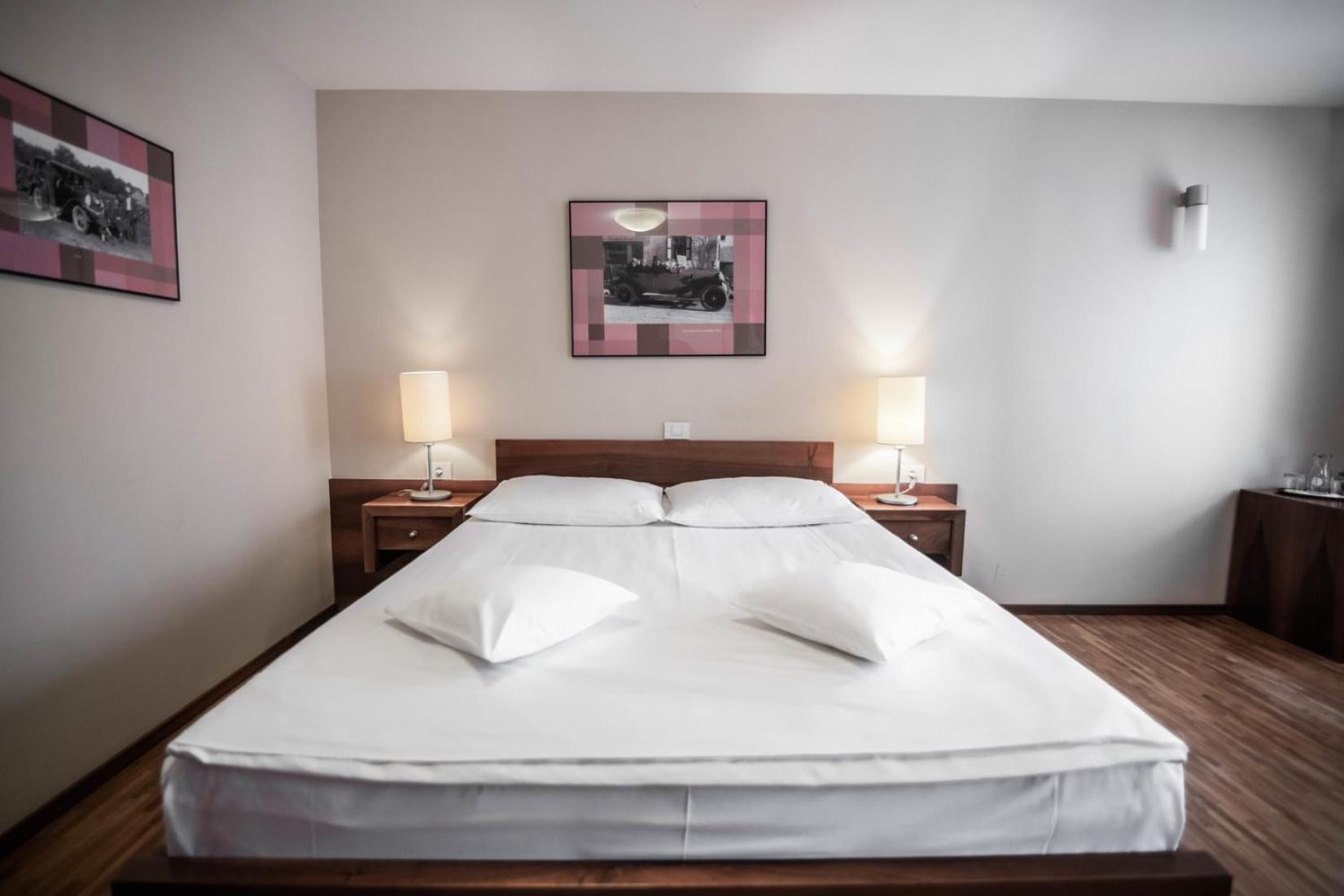 Hotel Dvor Jezersek Brnik Церклє-на-Горенськем Номер фото