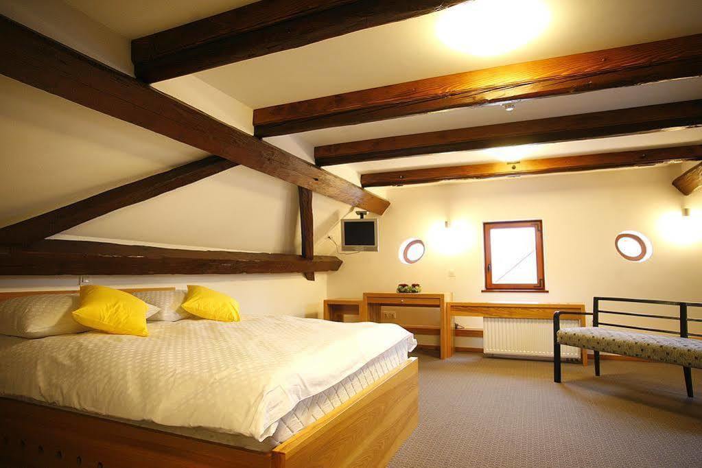 Hotel Dvor Jezersek Brnik Церклє-на-Горенськем Екстер'єр фото