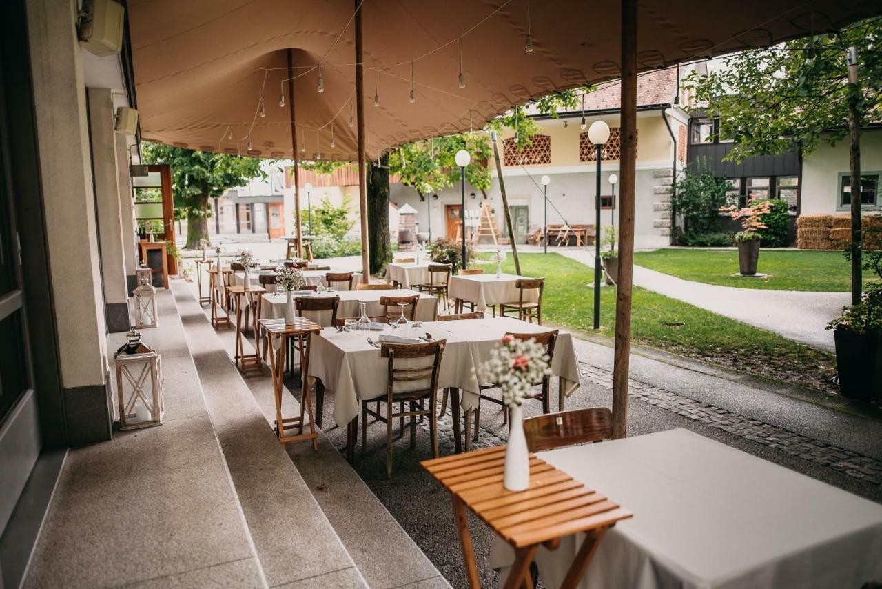 Hotel Dvor Jezersek Brnik Церклє-на-Горенськем Екстер'єр фото