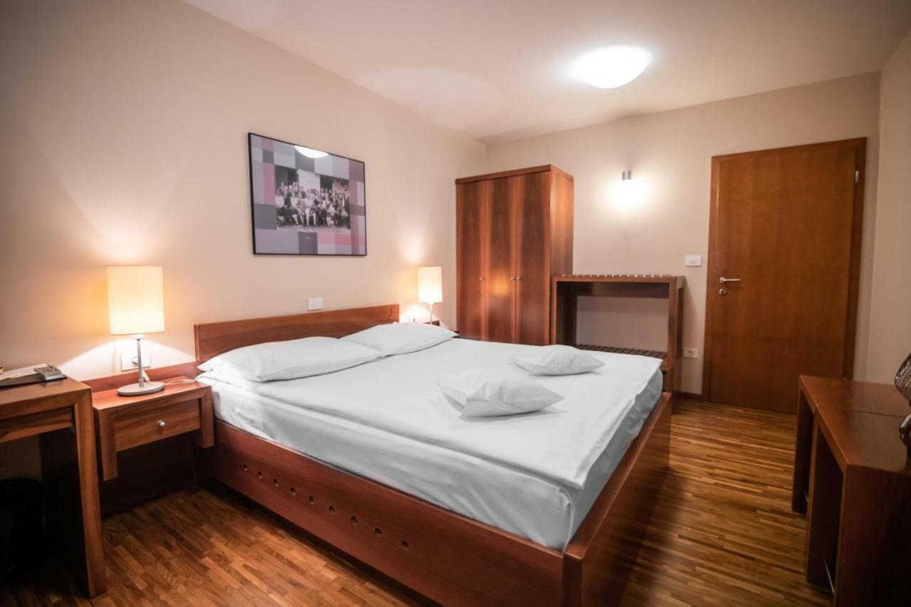 Hotel Dvor Jezersek Brnik Церклє-на-Горенськем Екстер'єр фото