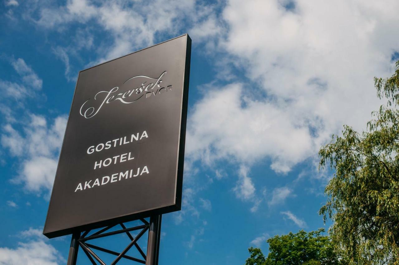 Hotel Dvor Jezersek Brnik Церклє-на-Горенськем Екстер'єр фото
