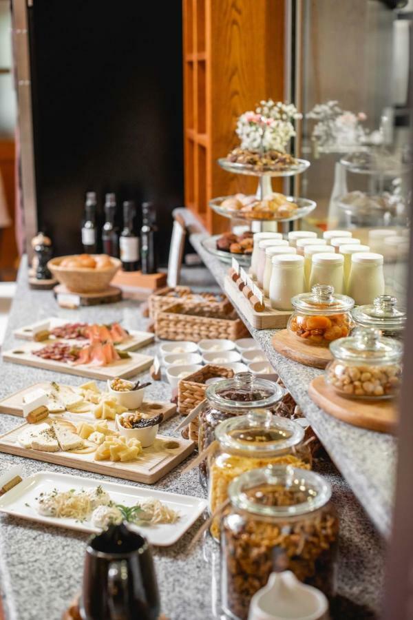 Hotel Dvor Jezersek Brnik Церклє-на-Горенськем Екстер'єр фото