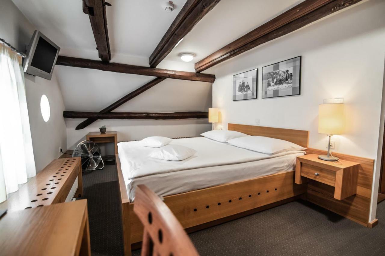 Hotel Dvor Jezersek Brnik Церклє-на-Горенськем Екстер'єр фото