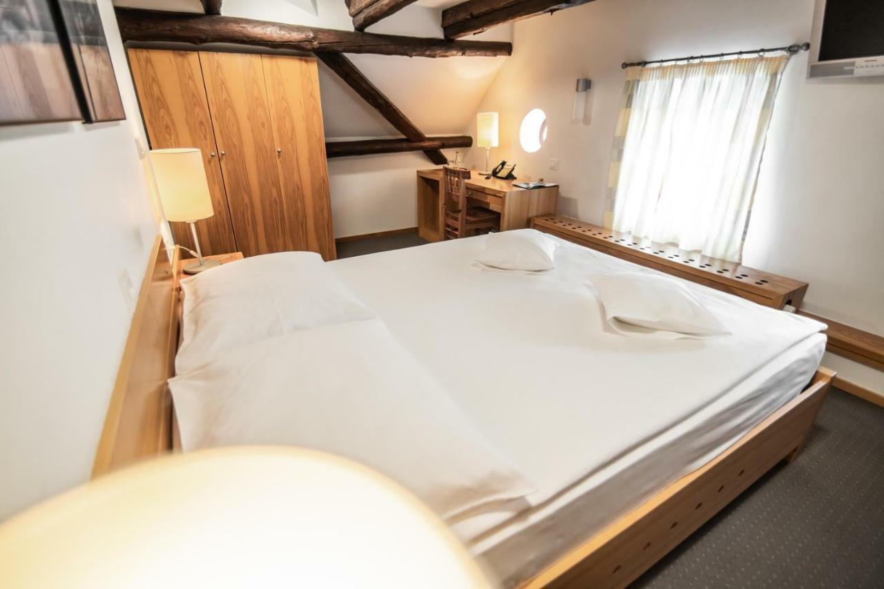 Hotel Dvor Jezersek Brnik Церклє-на-Горенськем Екстер'єр фото